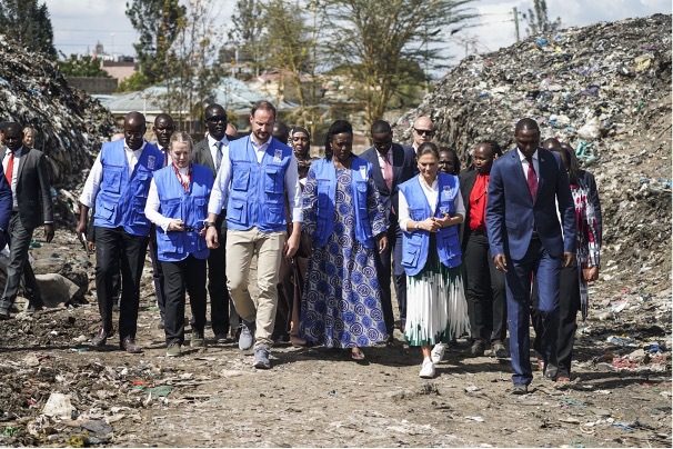 Sammen med svenske Kronprinsesse Victoria besøkte Kronprinsen Kenya høsten 2022 i regi av UNDP. Der besøket de blant annet en søppelplass utenfor Nairobi -  der mange livnærte seg av å finne ting de kunne selge eller bruke. FOTO: UNDP.  